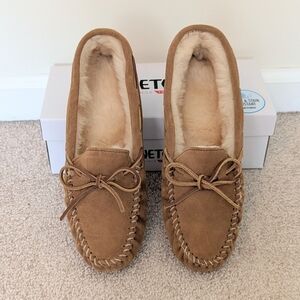 Minnetonka Women's Sheepskin Softsole Moccasins - Golden Tan - Size 9 - NIB